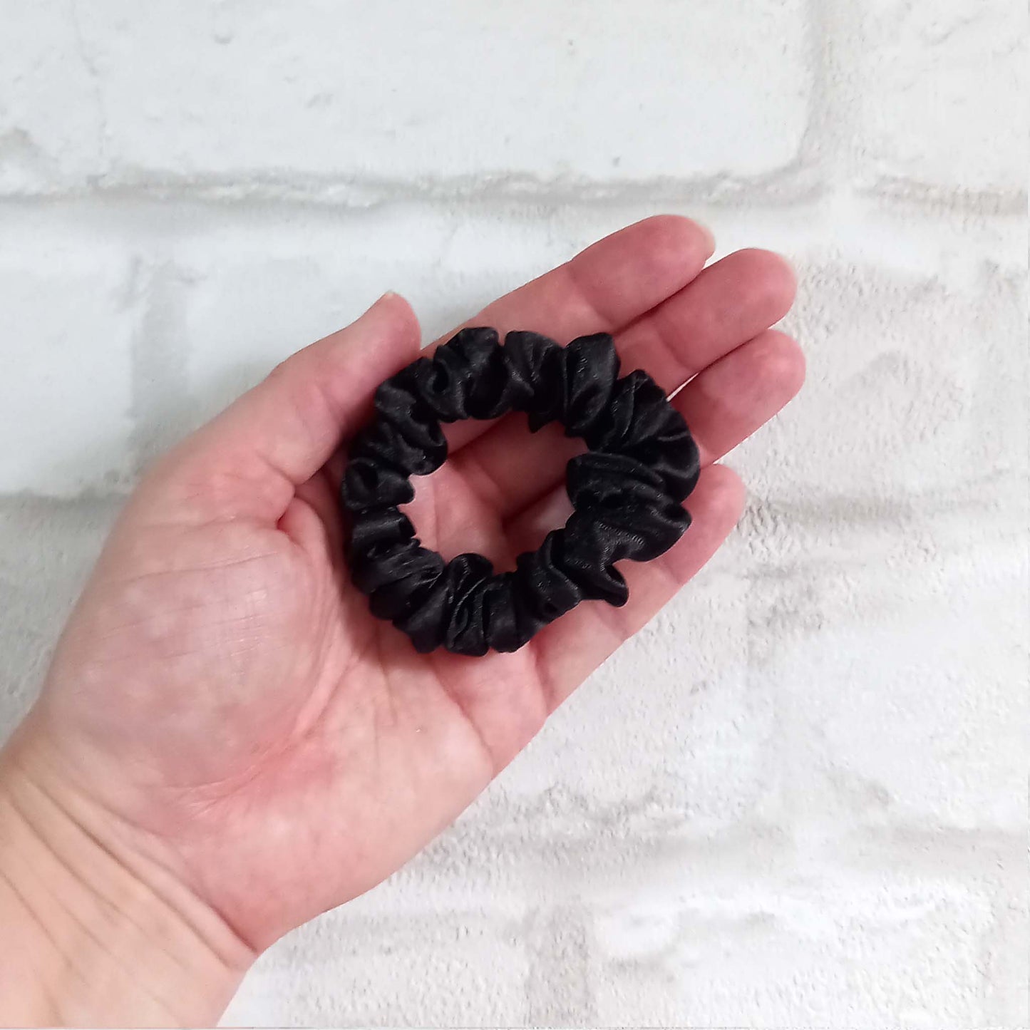 Skinny hair scrunchie in black satin